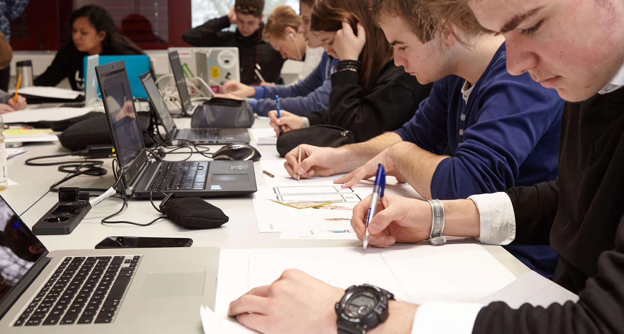 Studenten werken aan designopdracht