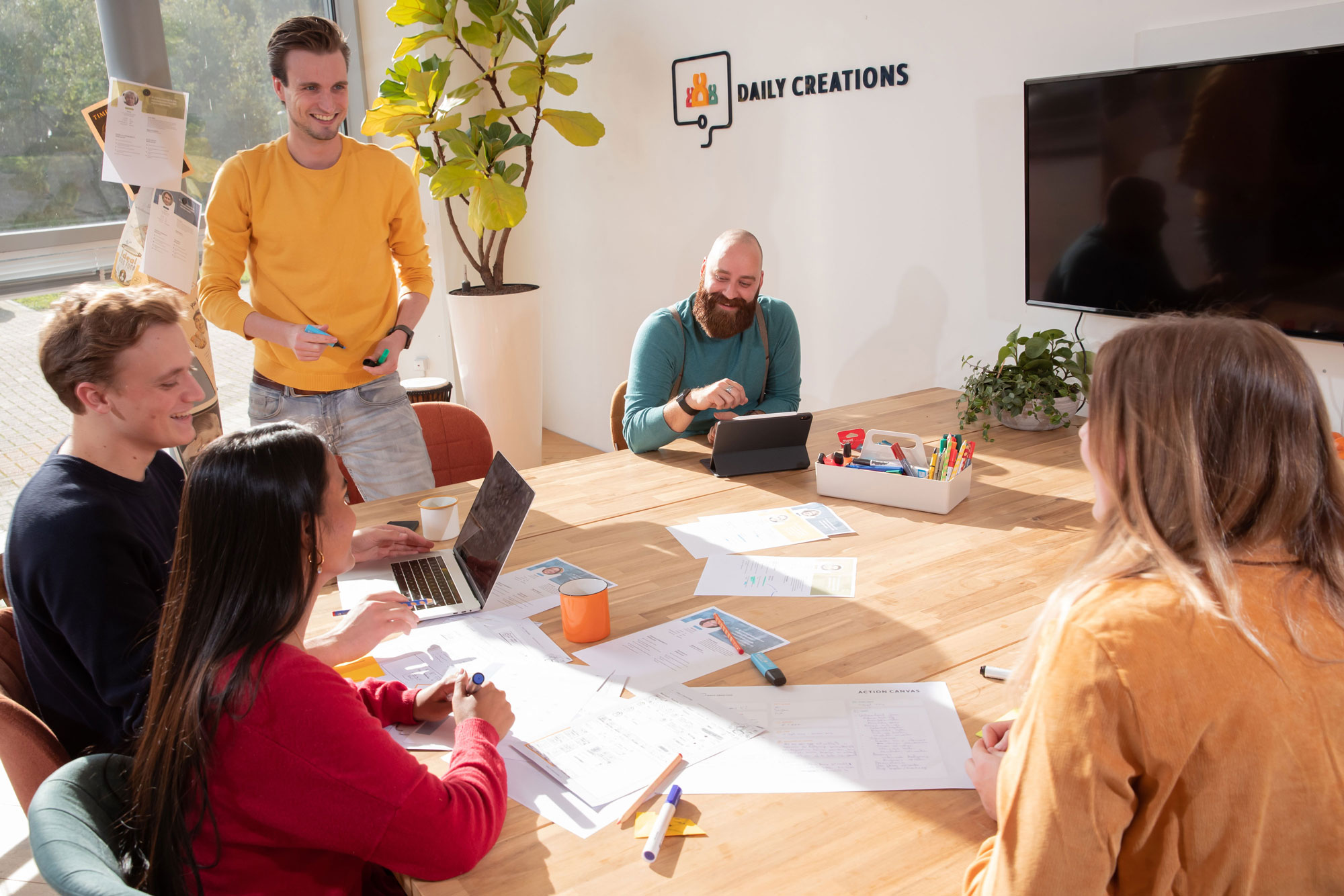 Collega’s bespreken onderzoeksinzichten aan tafel