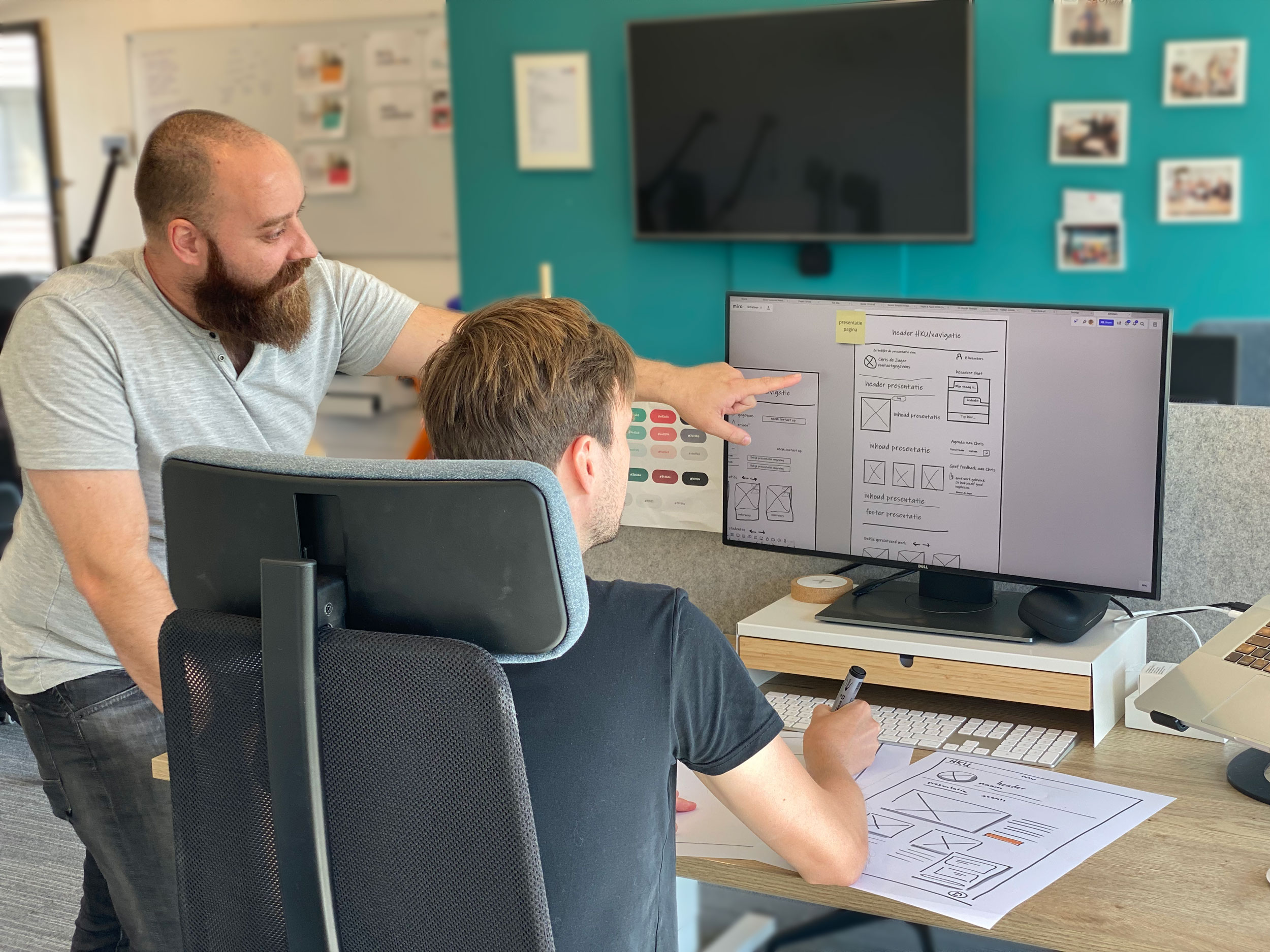 Designers bespreken digitale wireframes