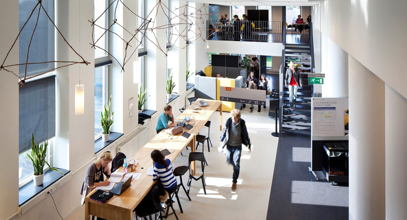 Sfeerbeeld van een studieruimte binnen een hogeschool
