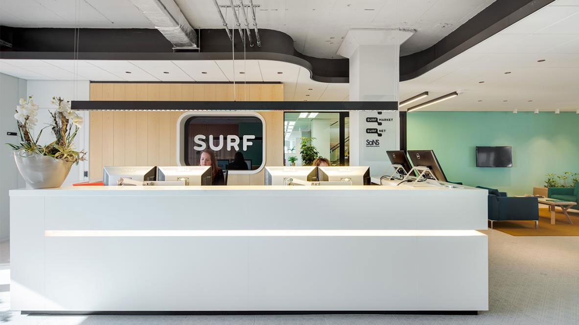 De receptiebalie van het SURF kantoor