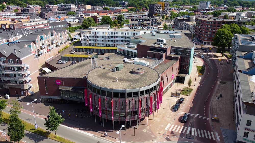 Gebouw Cultura verlicht in de avond