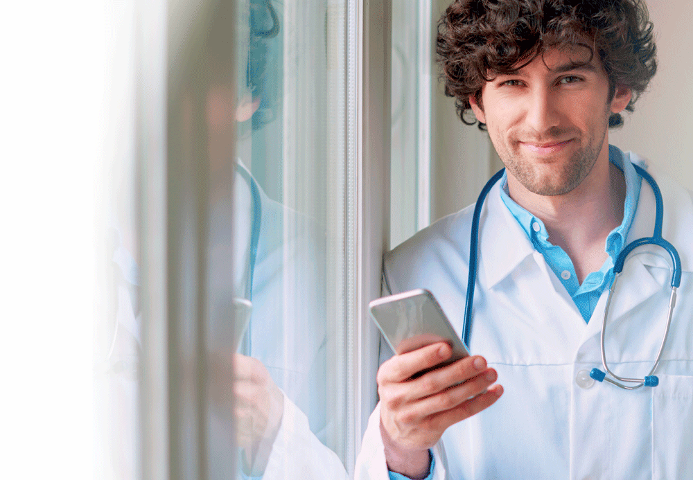 Persoon met mobiele telefoon in de hand