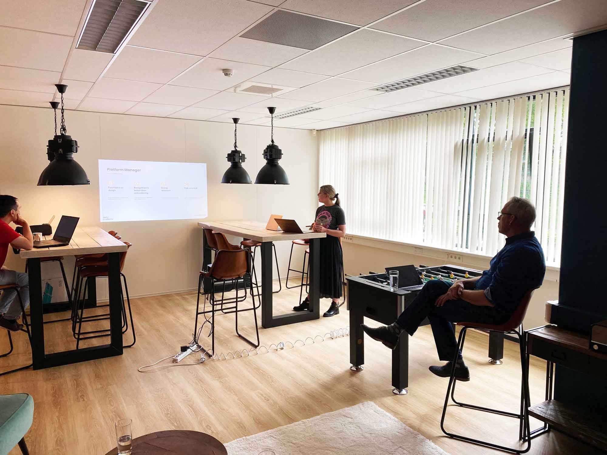 Designer presenteert onderzoek aan de klant